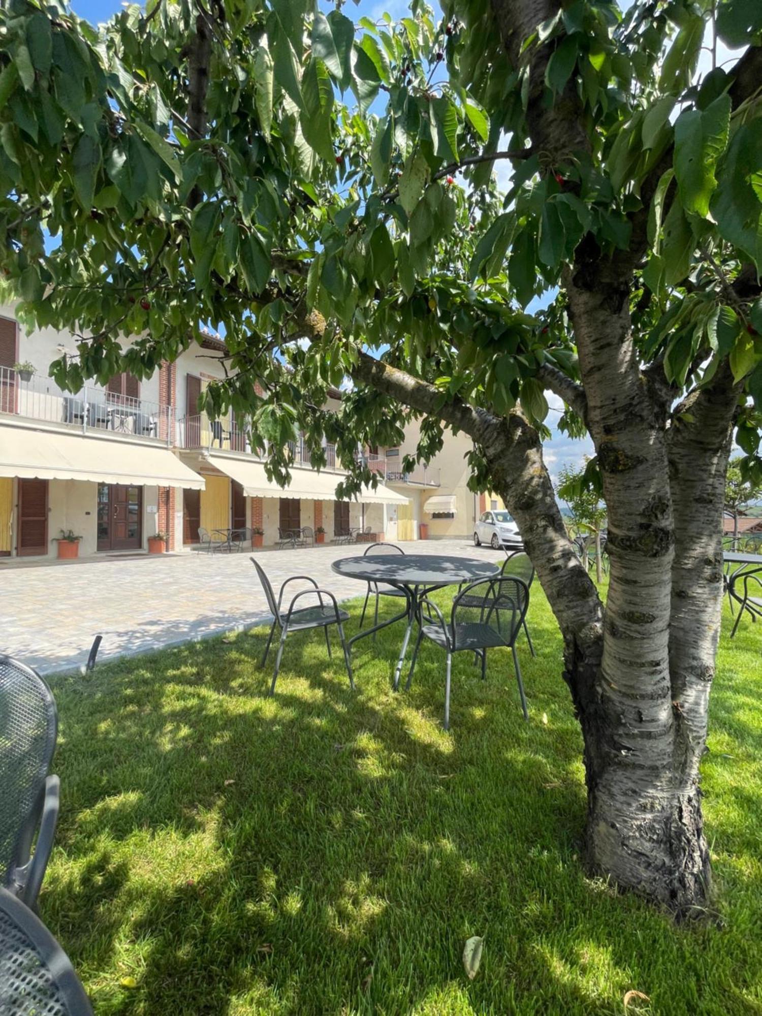 Agriturismo Le Viole Barolo Exteriör bild